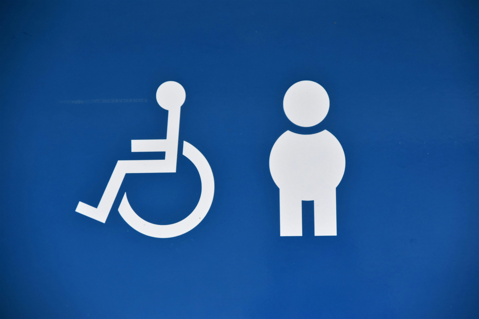 Rollstuhlfahrer und Männchen Symbol